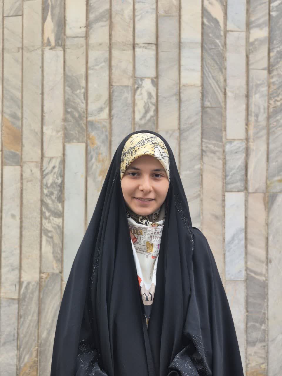 نیایش کریمی؛ مطالعه مستمر و تسلط بر درس فارسی تا کسب نمره 20