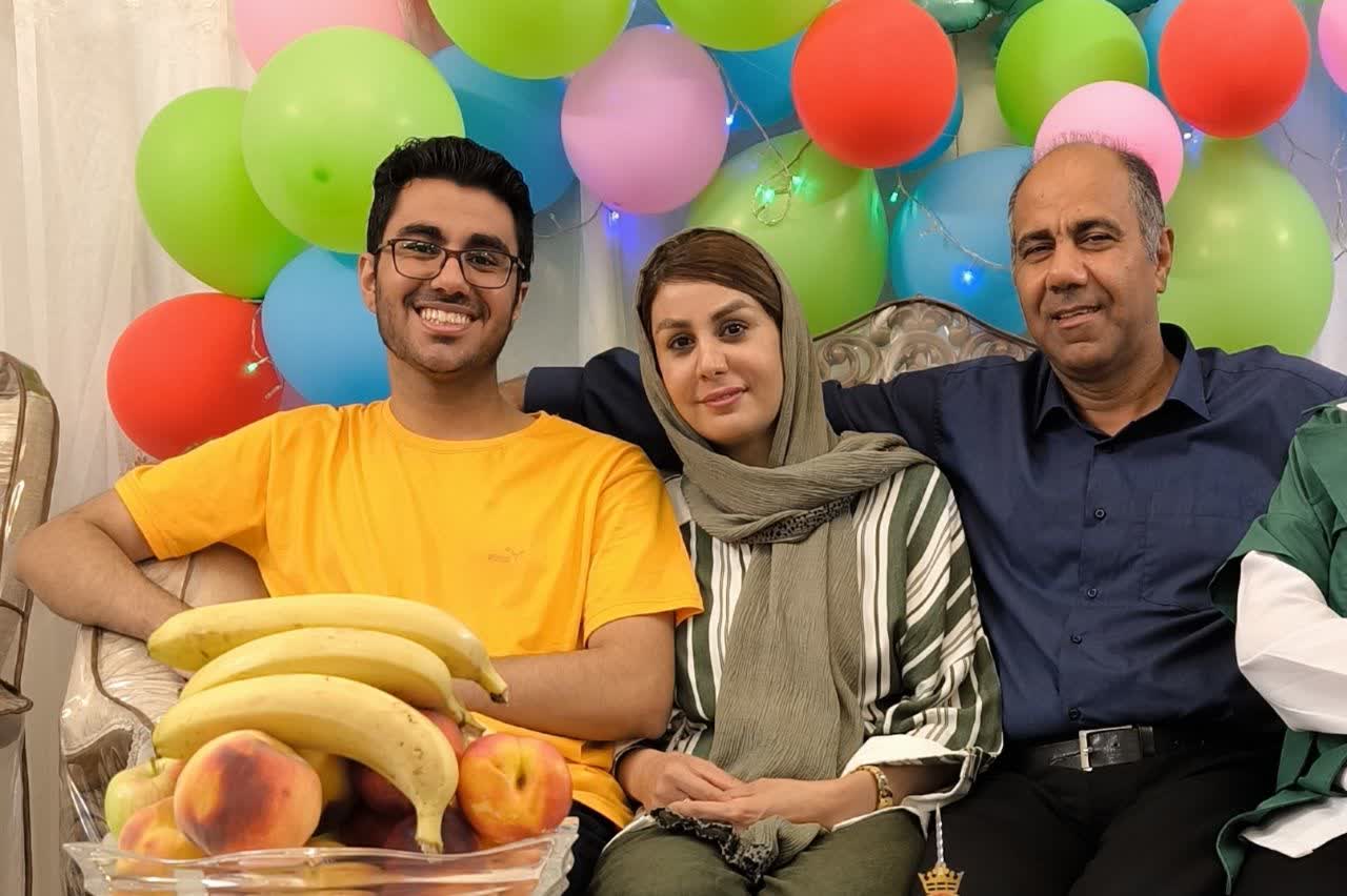 آقای سپهر خیرالهی در کنار پدر و مادر