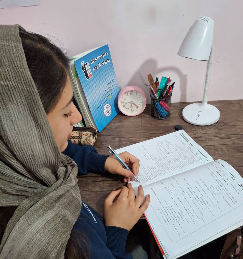 غزل دانا قهرمان پاییز از مرودشت (یازدهم انسانی)