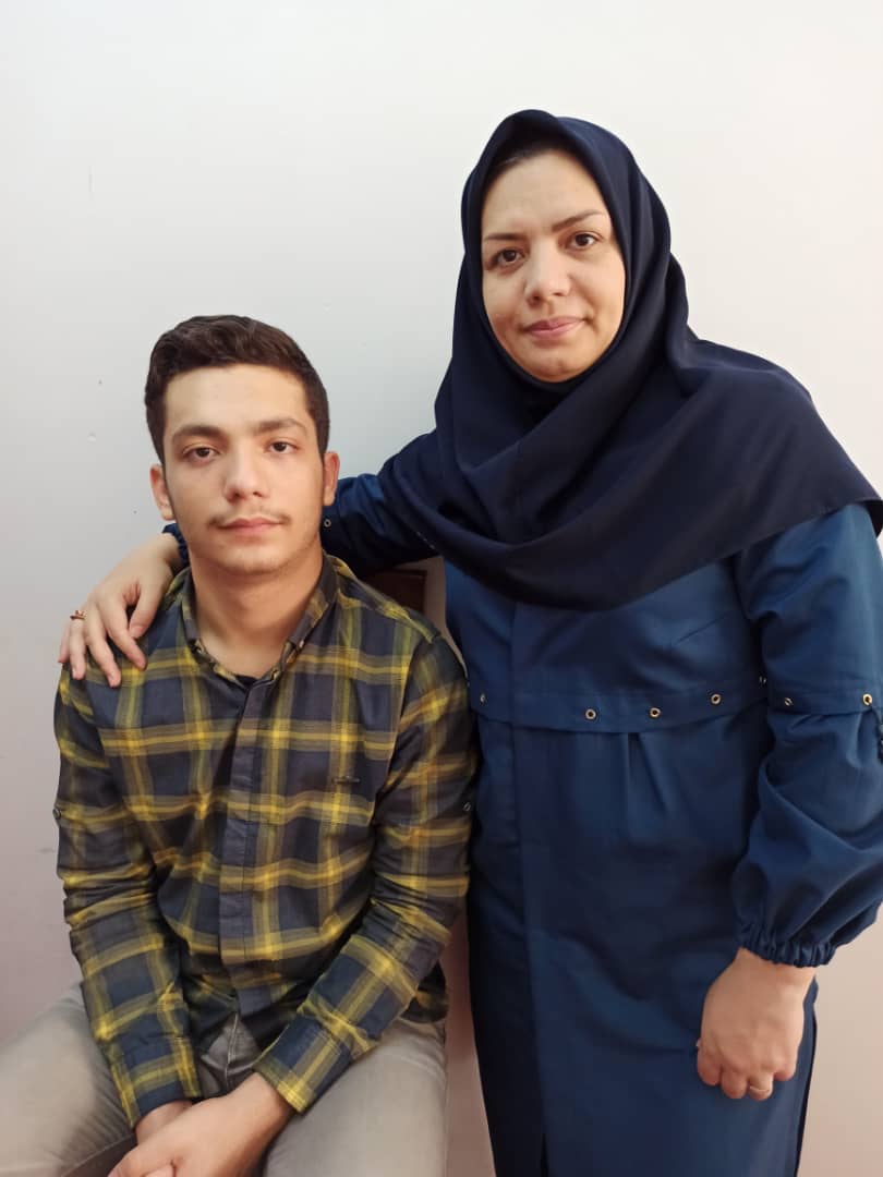 مادر مهدی خیری، دانش‌آموز برتر دهم تجربی از بناب