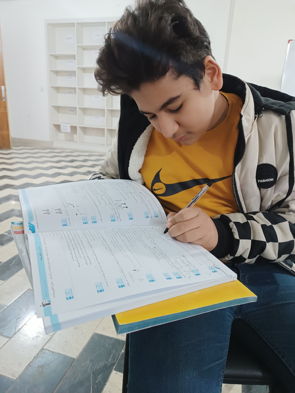 قهرمان پاییز : گفتگو بانیکروز رجبی پایه هشتم