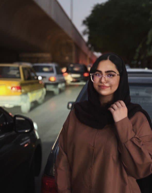 گفت وگو با آتنا دست فشان  رتبه 788 منحصرا زبان منطقه 2 از رفسنجان