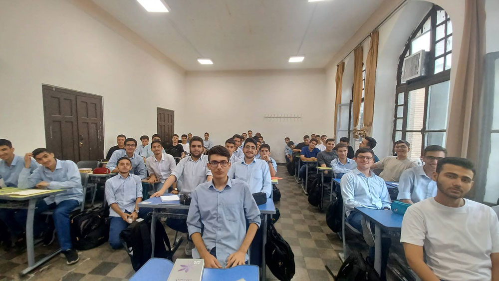 سیدپرهام اسلامی و هم‌کلاسی‎‌هایش در سال دوازدهم در دبیرستان ماندگار البرز