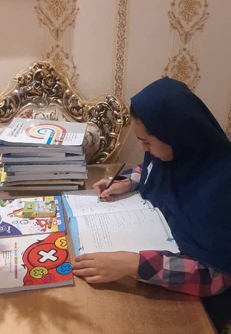 گفت و گو با آیناز احمدی قهرمان تابستان و پاییز ششم دبستان