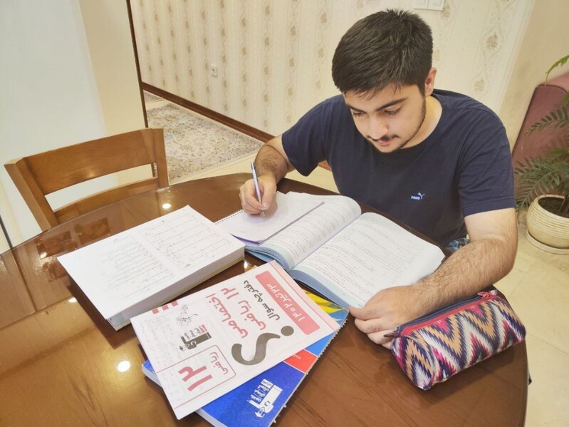 روش مطالعه سیدکیان مکی، تراز برتر رشته ریاضی، در شیمی و فیزیک