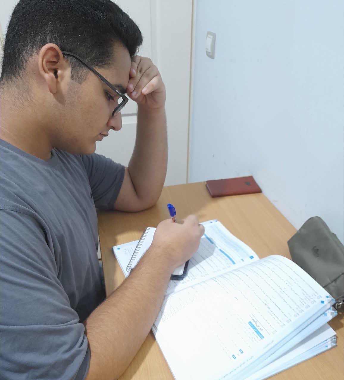 روش مطالعه امیرمحمد پیوند،قهرمان پیشرفت، در علوم و فنون و عربی