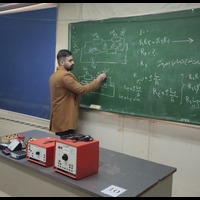 گفتگو با دکتر پوریا علاقه مند تحلیل فیزیک کنکور تیر تجربی 1403