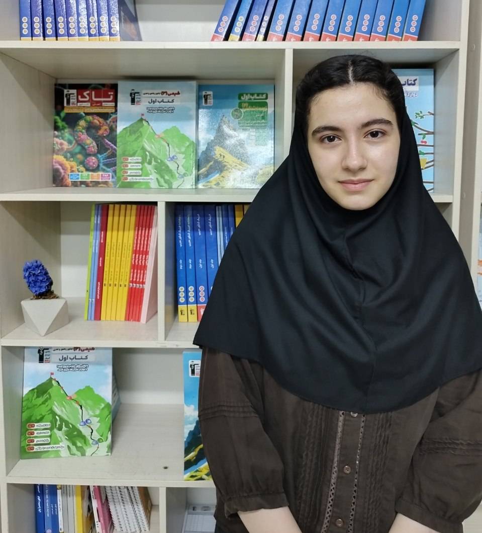 هستی مهرعلی زاده دانش آموز مقطع نهم
