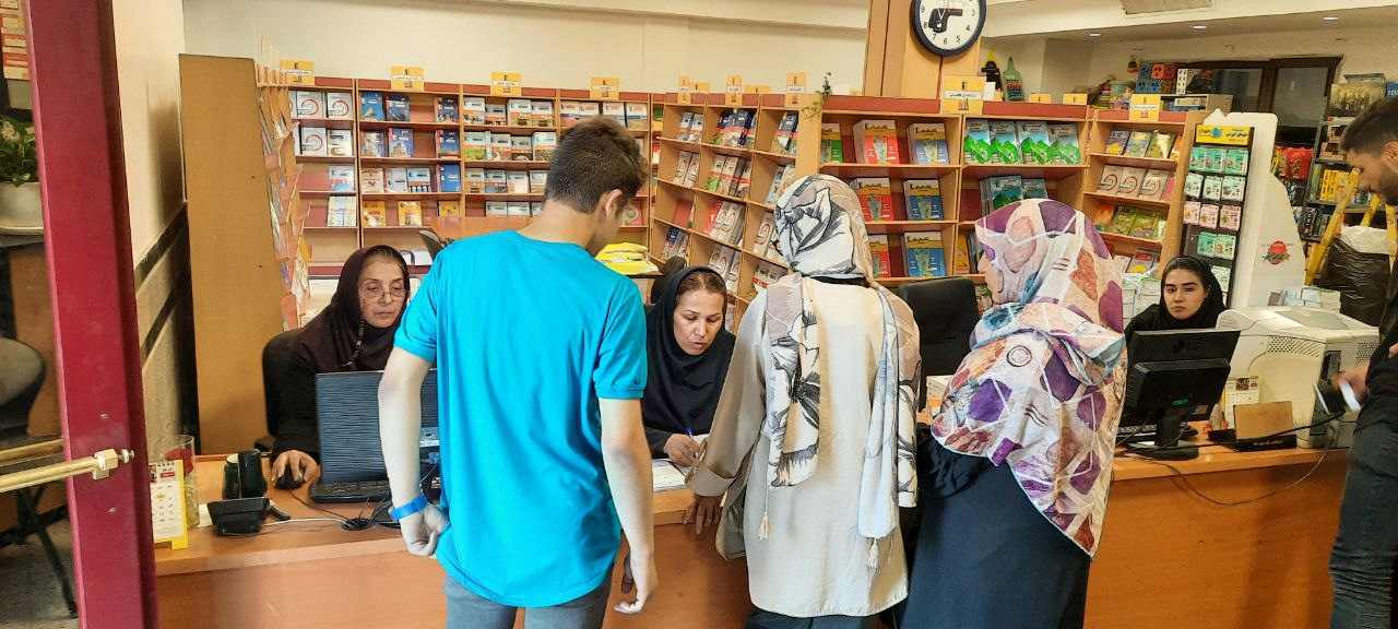 اهدای کتابهای سال تحصیلی آینده به دانشآموزان بورسیه تهران