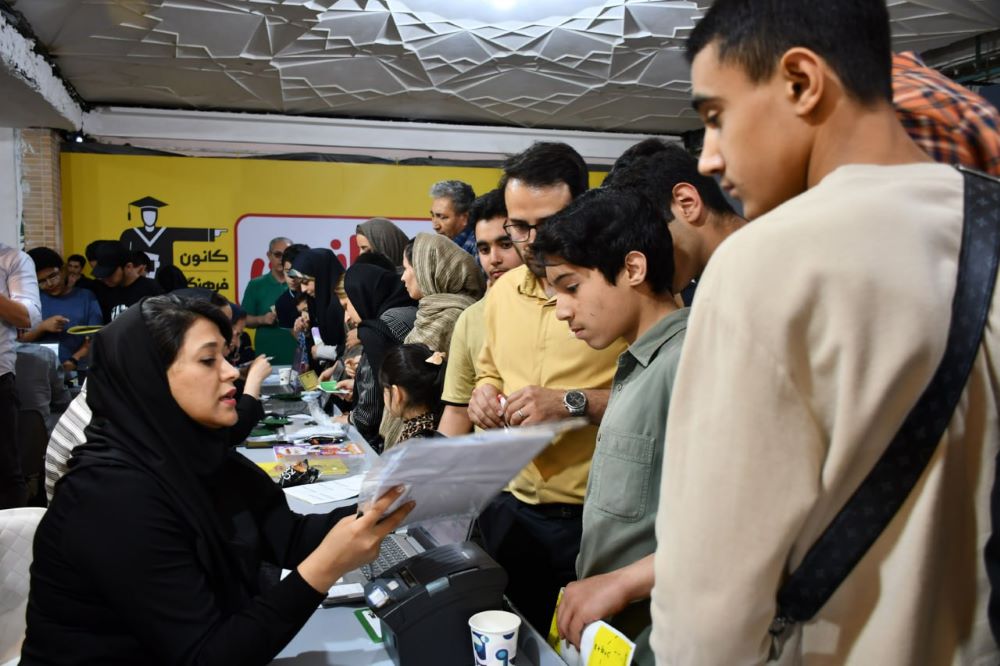 اهدای کتاب به مدارس در سی‌وپنجمین نمایشگاه کتاب تهران