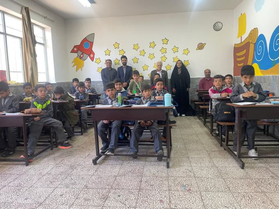 تجهیز دبستان پسرانه در دستجرد توسط بنیاد قلم‌چی