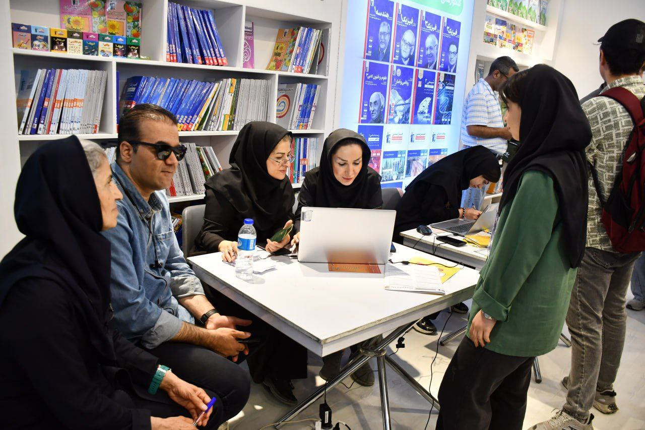 اهدای کتاب به مدارس استثنایی در نمایشگاه کتاب توسط بنیاد قلمچی