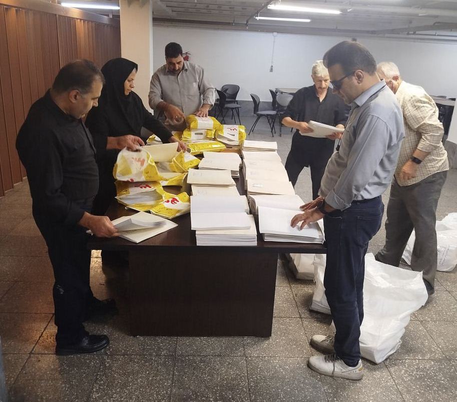 ارائه دفترچه‌های بریل نمونه سئوالات کنکور به دانش‌آموزان نابینا