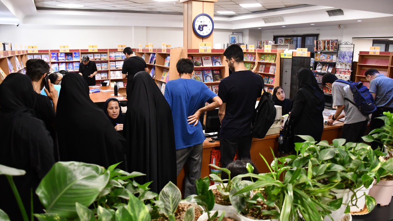 در حال انجام: اهدای کتاب‌های سال تحصیلی آینده به بورسیه‌های تهران