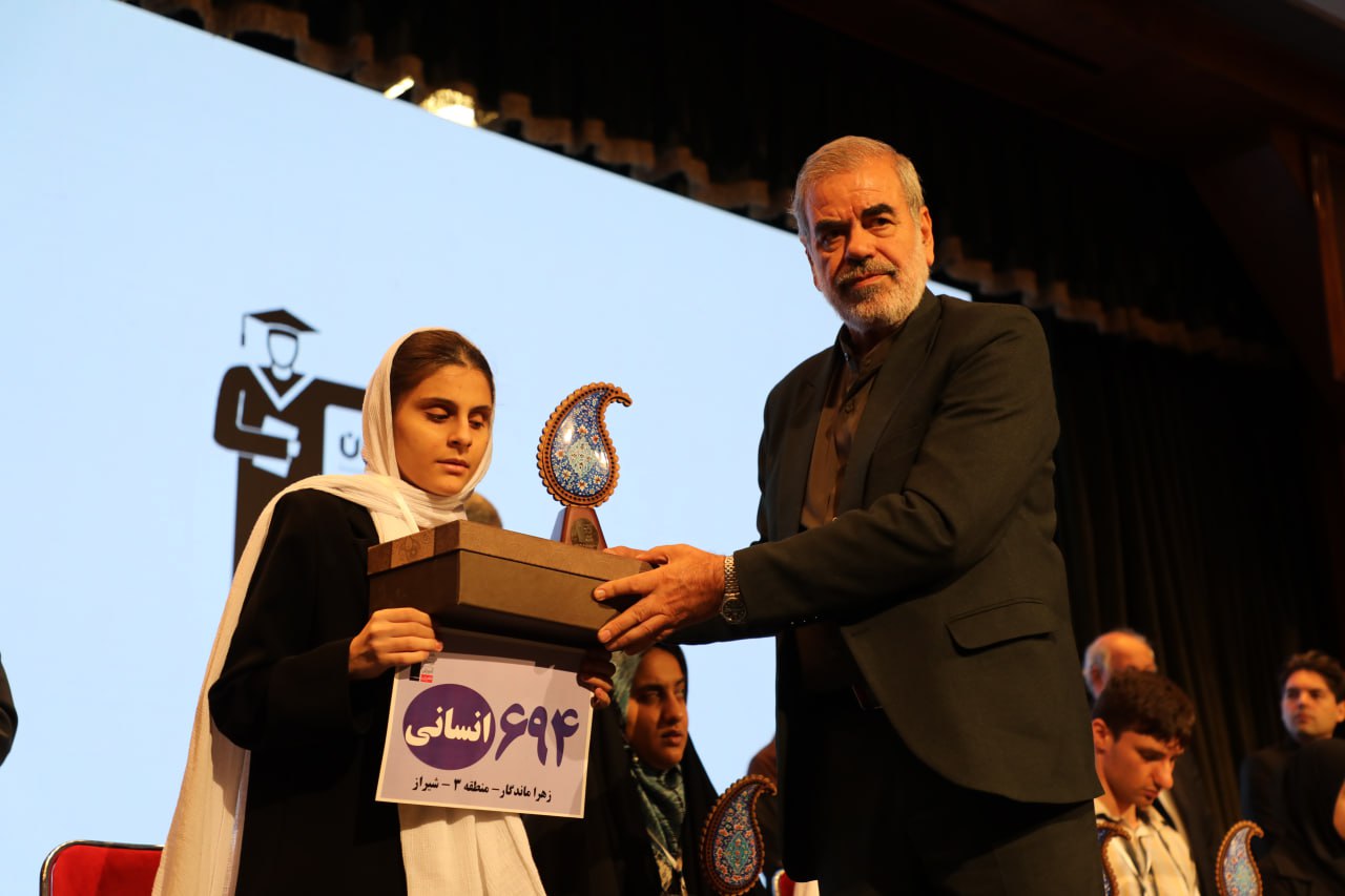 خیرین مدرسه‌ساز کشور جوایز رتبه‌های زیر 10 کنکور را اعطا کردند