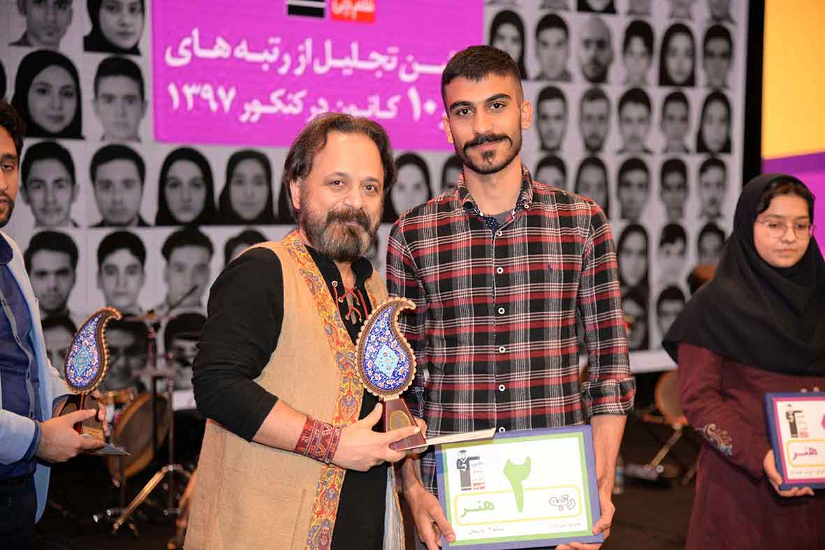 پدر و مادر علیرضا علی‌نژاد، رتبه‌ی 2 هنر منطقه‌ی 3 