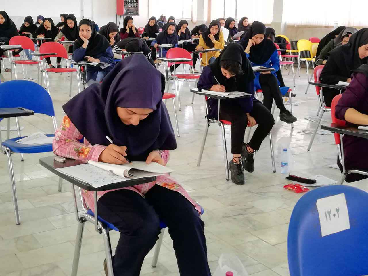 مهدیه دهقانی اشکذری، دوازدهم انسانی از یزد مهدیه دهقانی اشکذری، دوازدهم انسانی از یزد