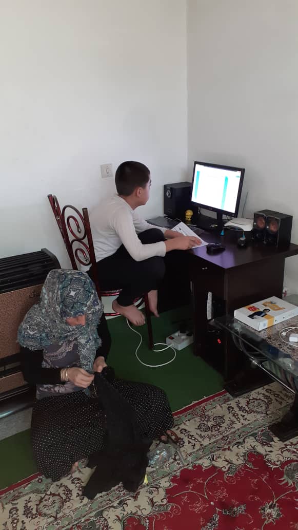 مادر سرگرم کار خانه اما همراه فرزندش و ناظر بر فرآیند آزمون