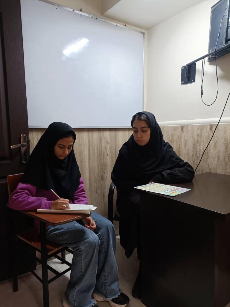 گفت وگو با آوا حسینی پایه‌ی  هفتم  قهرمان پیشرفت از مشیریه