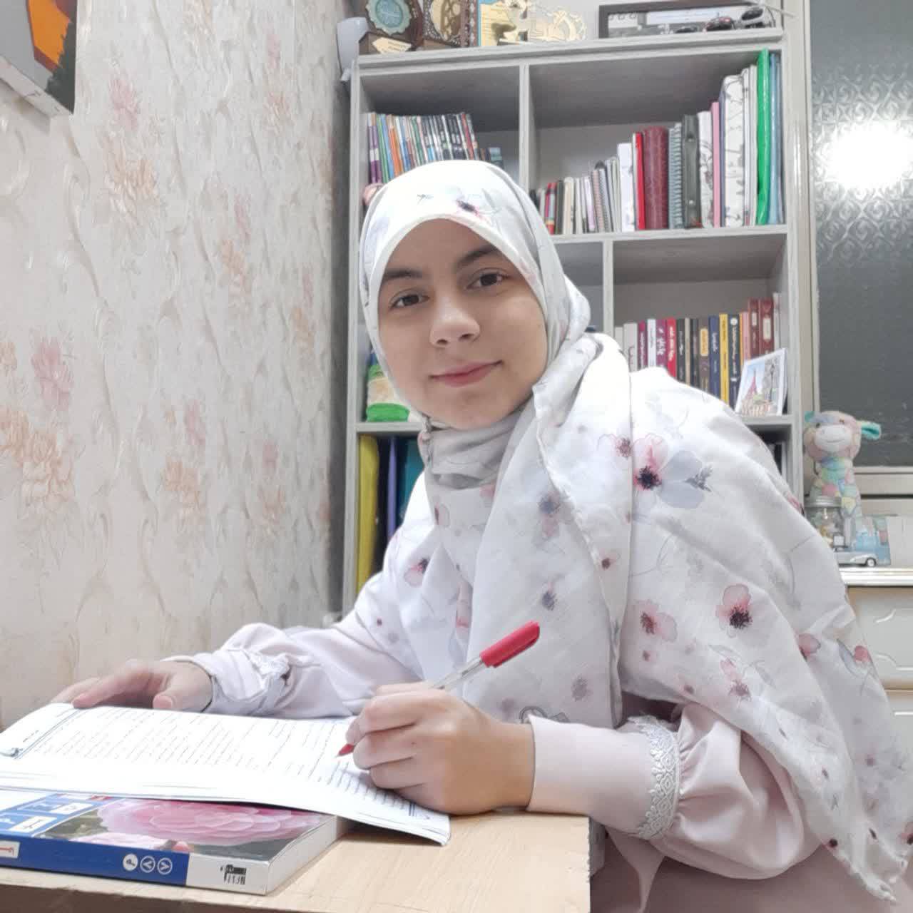 گفت وگو با ریحانه پیرهادی پایه‌ی نهم قهرمان پیشرفت از مشیریه