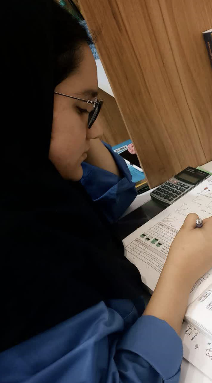 گفت وگو با زهرا اسفندیاری پایه  دوازدهم تجربی قهرمان پیشرفت