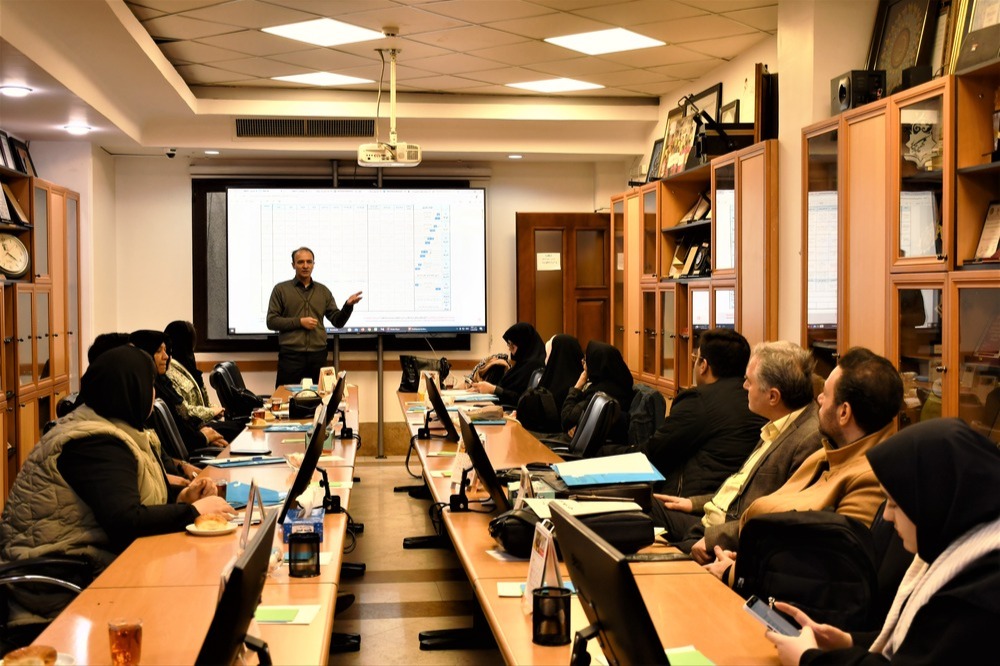 گفتگو با مجتبی کشاورز دبیر شیمی منطقه پنج تهران