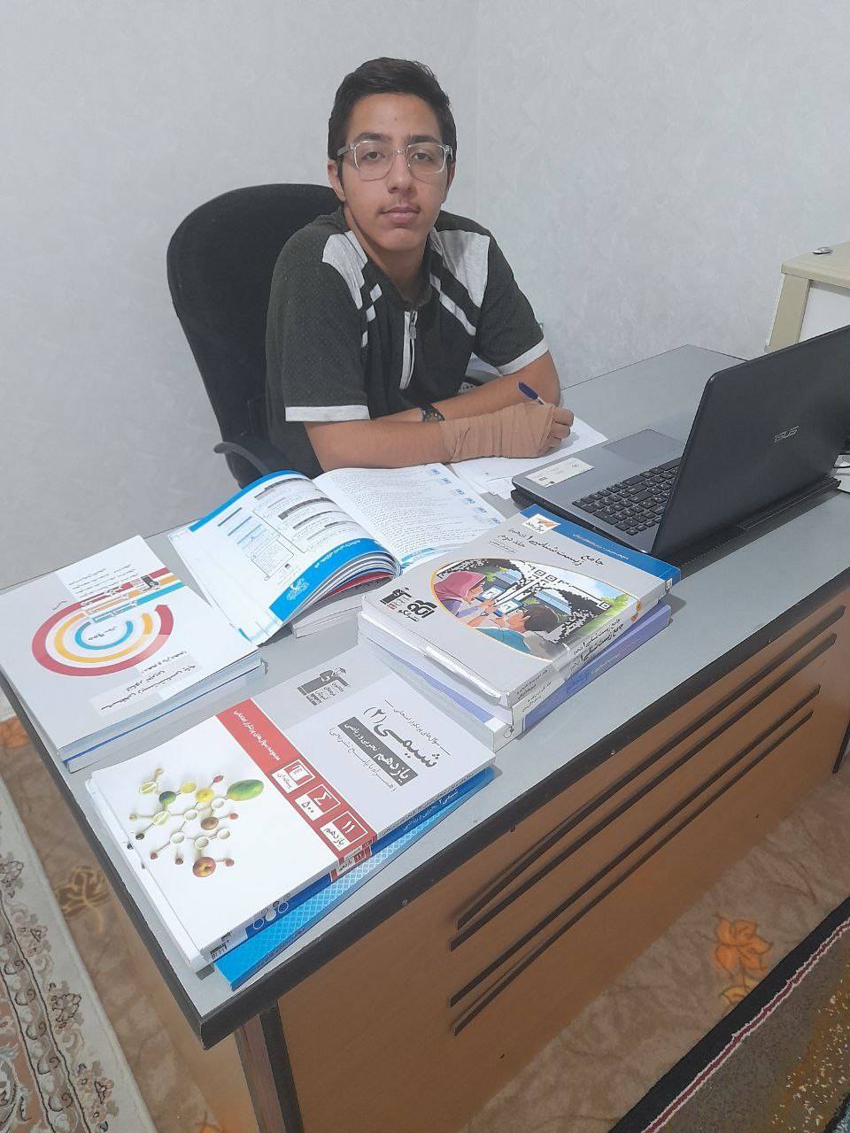 گفتگو با فرحان علیزاده پایه یازدهم تجربی قهرمان پیوستگی از اردبیل