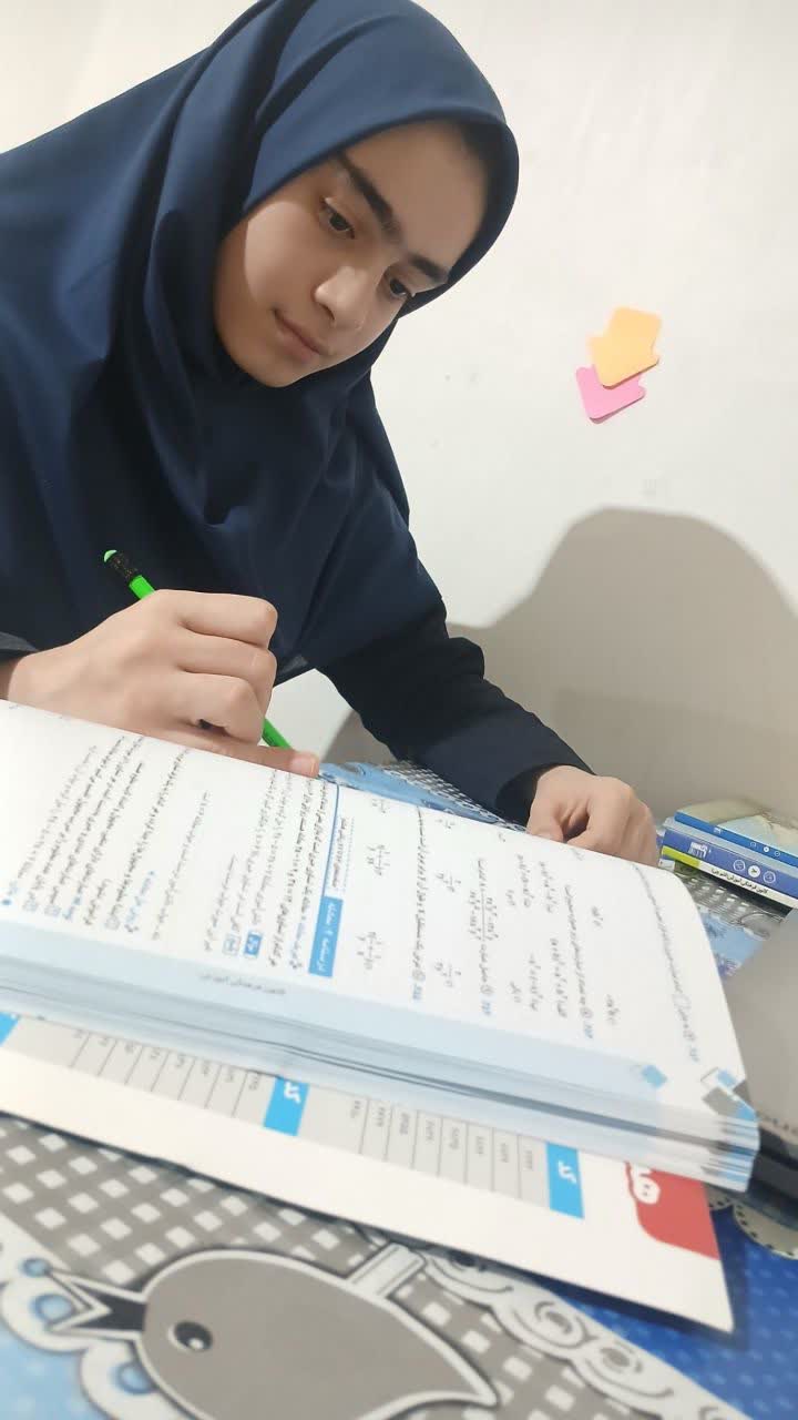 گفت و گو با: نازنین زهرا محمدپور قهرمان پیشرفت پایه هشتم