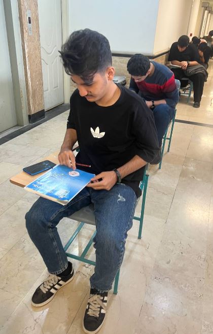 آروین وسطی از آمل از کتاب‌های سه سطحی استفاده می‌کنم