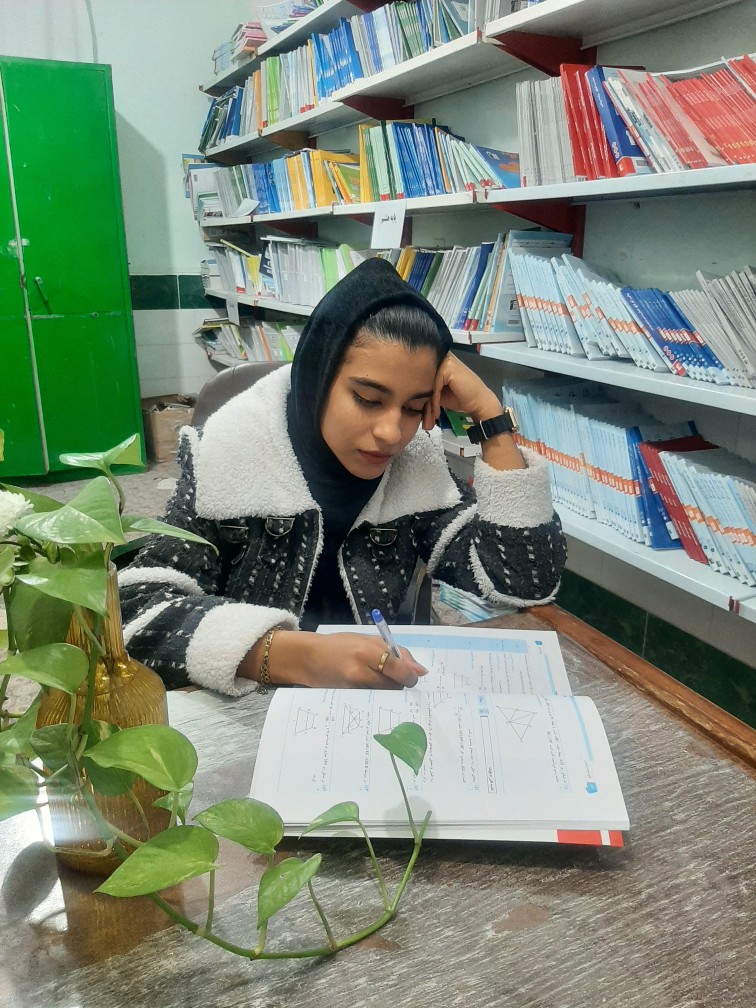 مصاحبه حدیث بحرینی قهرمان پیشرفت دهم ریاضی از شهرستان بافت