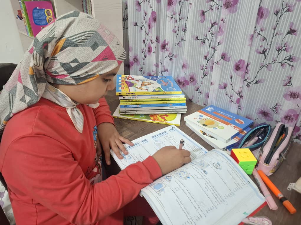 گفت و گو با آرینا جاویدی؛ دانش آموز پر تلاش عضو باشگاه هفتصدتایی