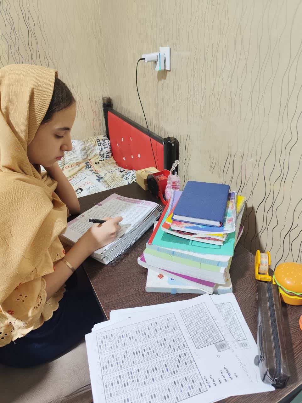 گفتگو با یلدا شیرجزی قبولی ازمون تیزهوشان از شاهین شهر