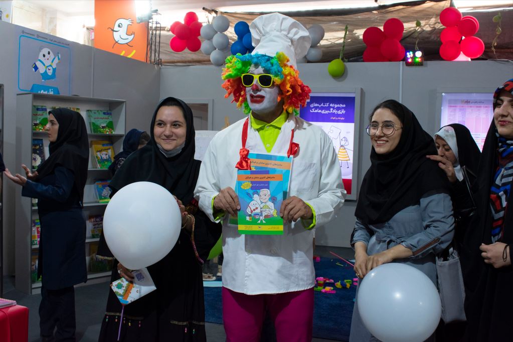 استقبال گسترده‌ی مخاطبان بخش کودک و نوجوان از غرفه‌ی نشر پرستو