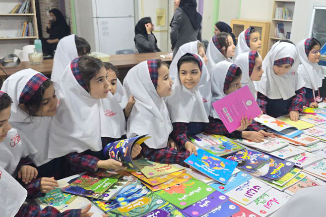 برگزاری نمایشگاه کتاب‌های انتشارات پرستو در مدارس تهران