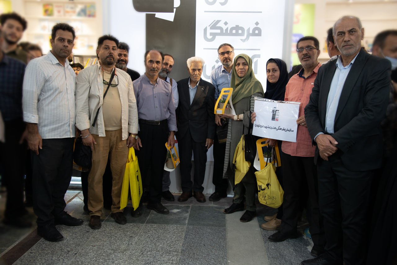 گزارش تصویری 9 از حضور کانون در نمایشگاه کتاب 25 اردیبهشت 1404