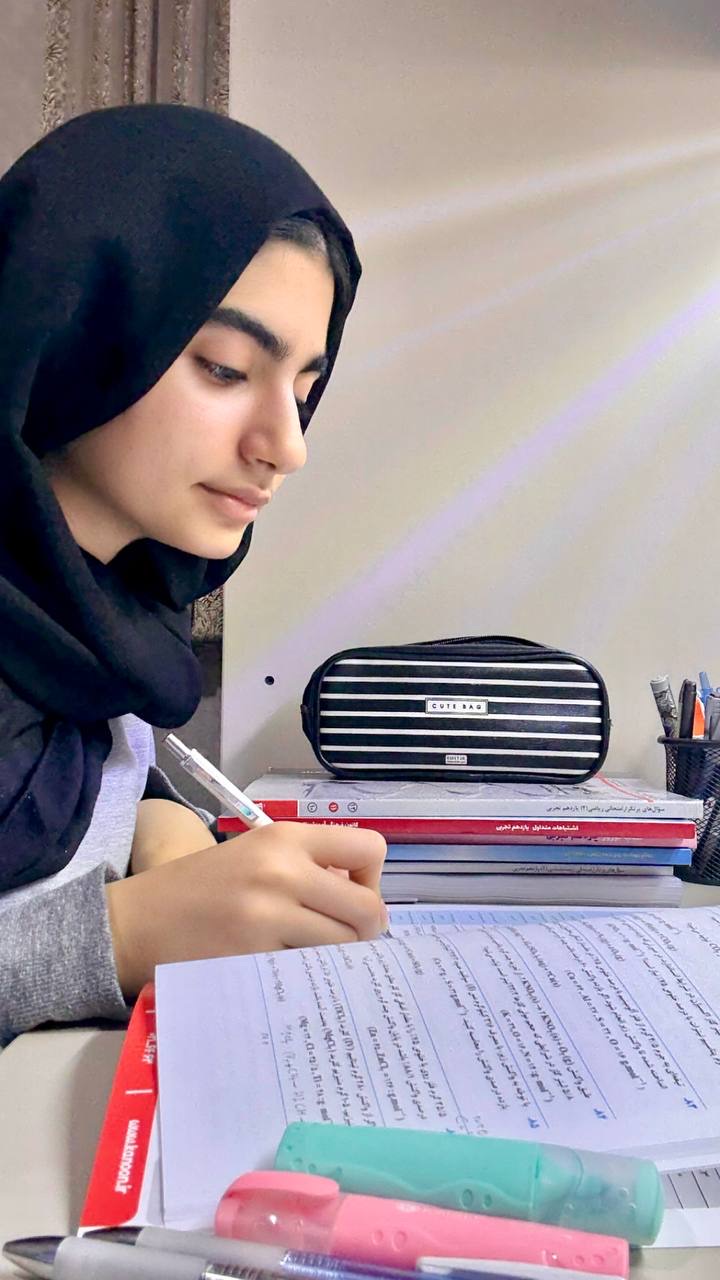 گفت وگوبا ستایش خدادوست ; با 289 پاسخ صحیح یازدهم تجربی از ساری