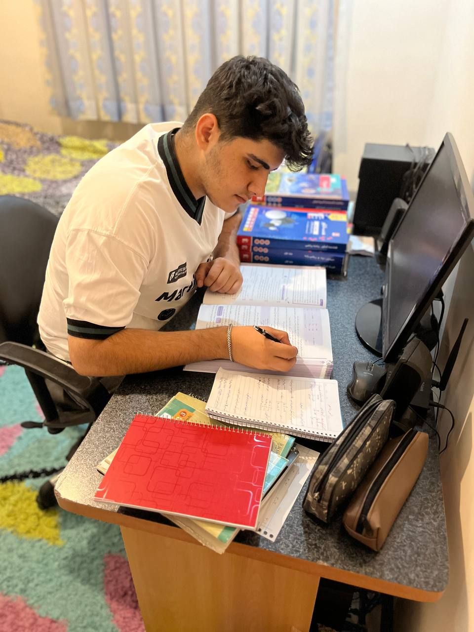 گفتگو با علی رزاق زاده قهرمان پیوستگی دوازدهم ریاضی