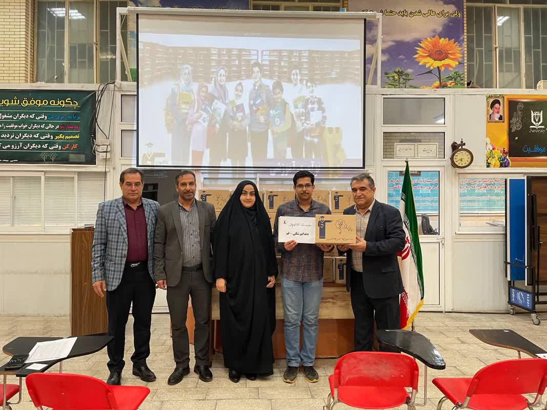 گفت وگو با محمدرضا آقاکوچکی رتبه 652 منطقه 2کنکور1403 از قم