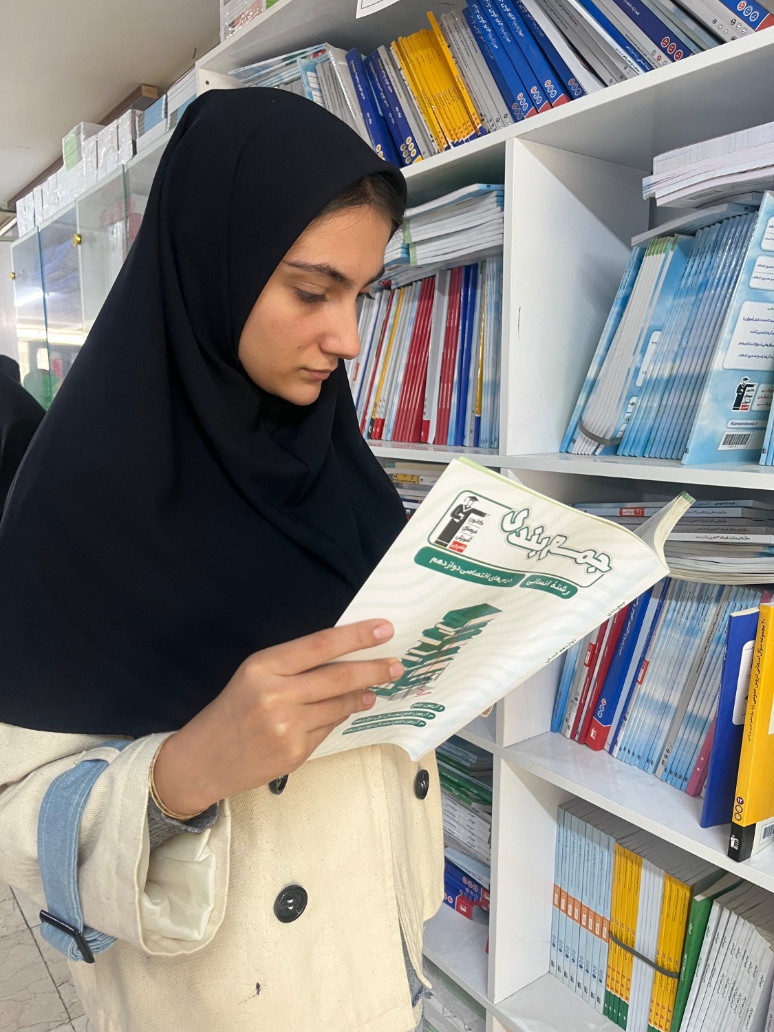 گفت‌وگو با آیناز آذری : استمرار در مطالعه کلید موفقیت