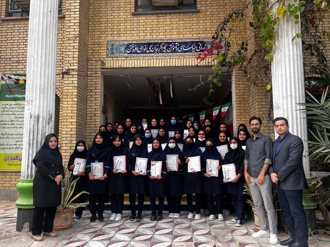 گفتگو با محمدرضایی نیا دبیر پرمخاطب فیزیک جنوب کشور از بندر کنگان