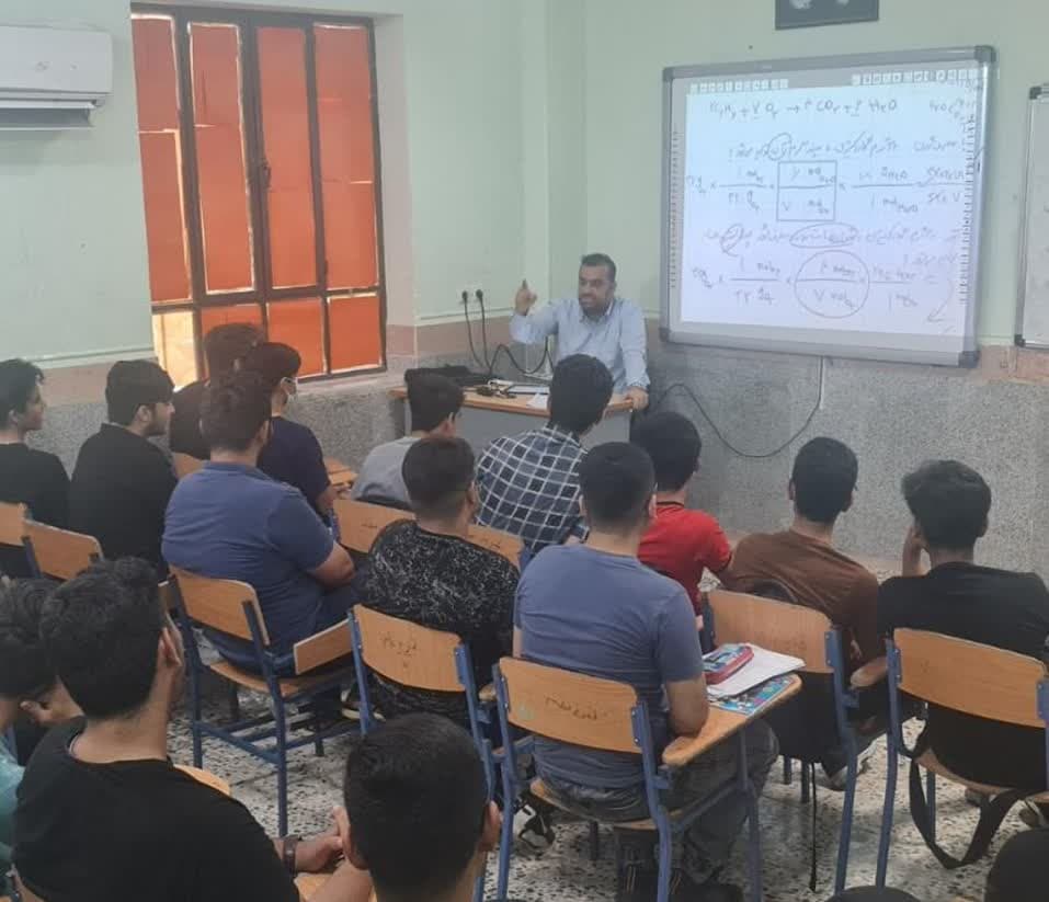 گفتگو با احمد بلوچی دبیر پرمخاطب شیمی جنوب کشور از بندر کنگان