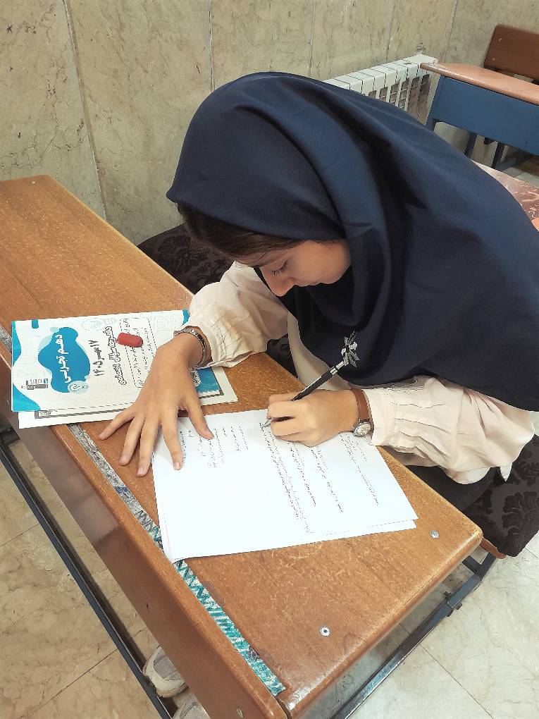 گفت و گو با زهرا ایزدی دانش آموز پایهی دهم تجربی از رشت