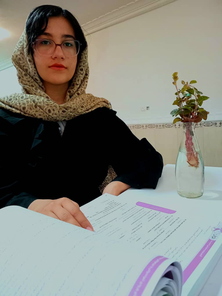 گفتگو با یلدا بذرافکن عضو باشگاه 700 تایی‌ها پایه نهم