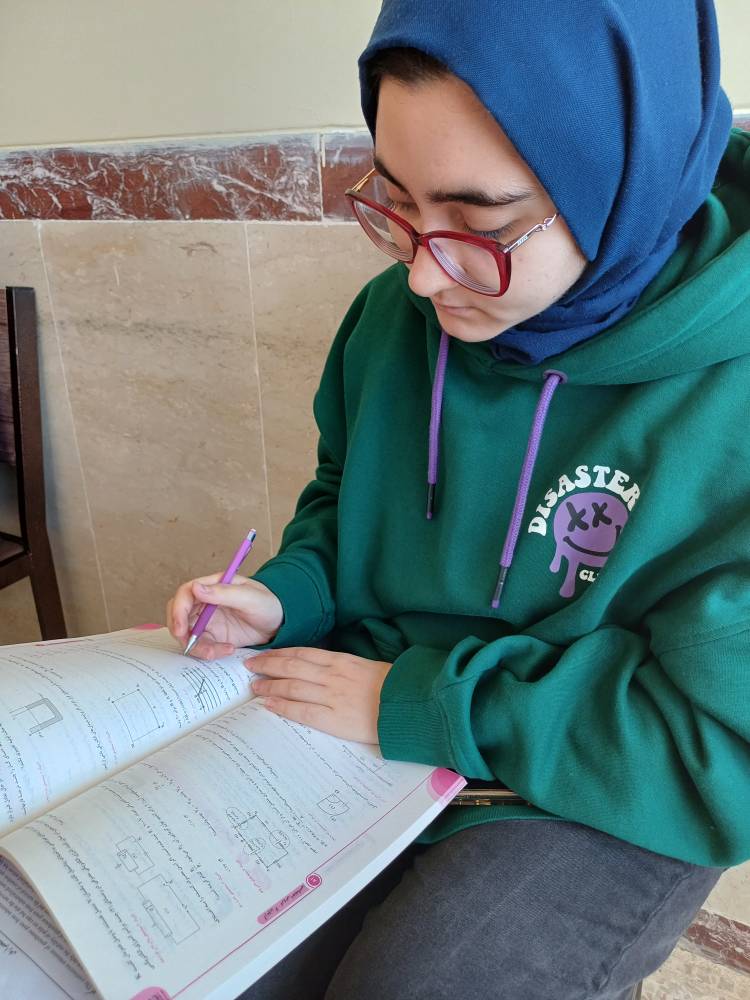 گفتگو با محیا ناهی، دانش اموز دوازدهم تجربی، منحصرا زبان