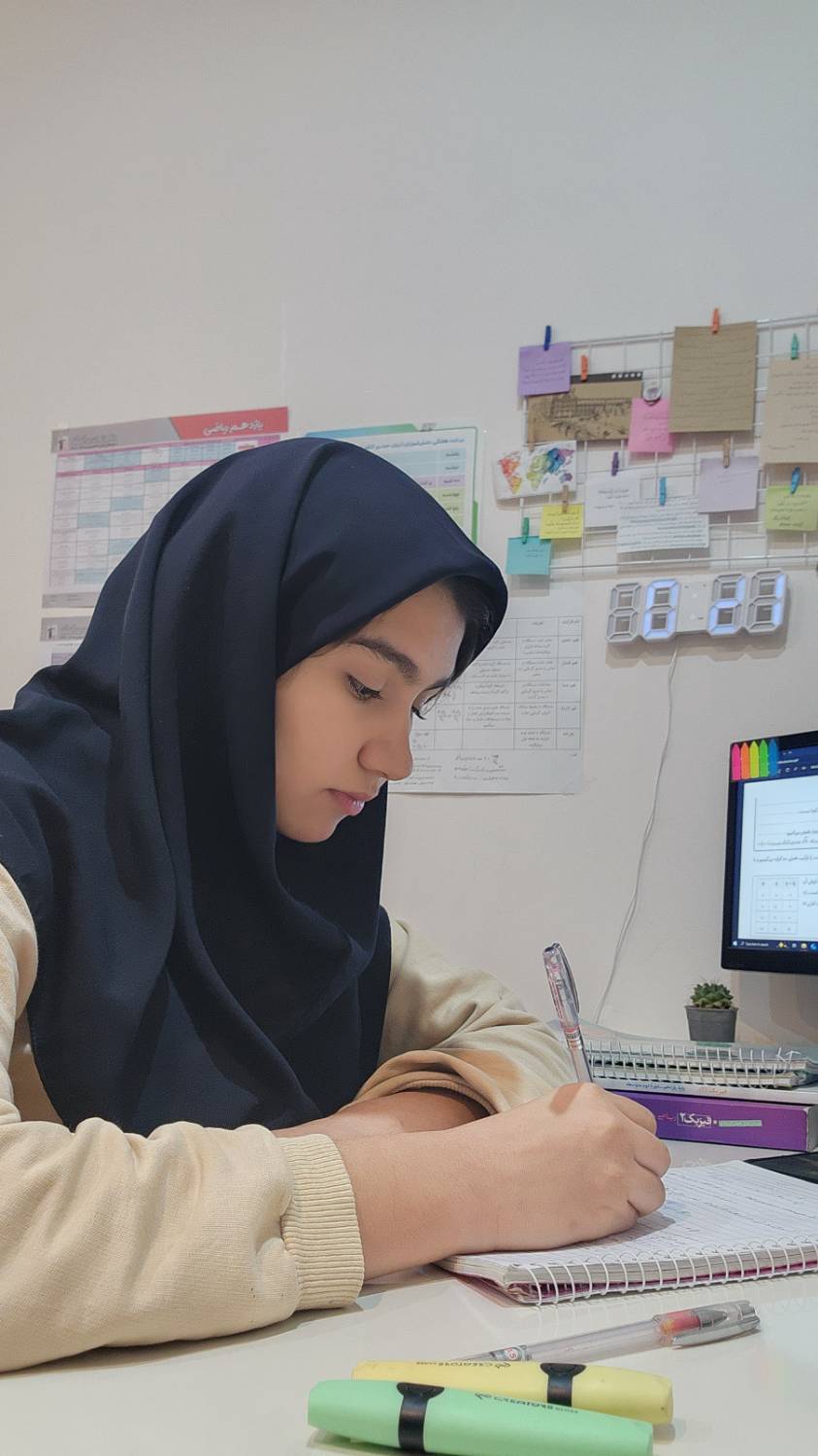 مصاحبه با زینب برزگر دانش آموز عضو باشگاه پانصدتایی