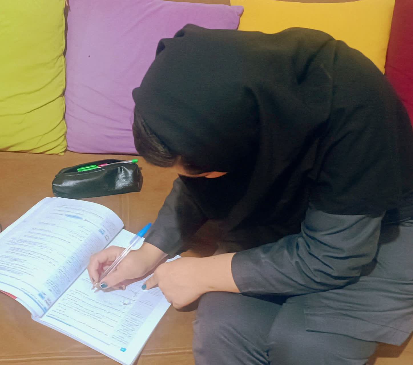 مصاحبه با حنیفه مرادی  قهرمان پیشرفت یازدهم تجربی