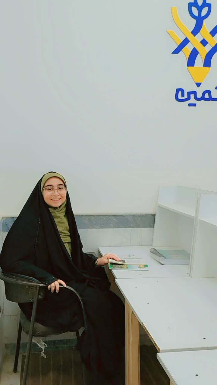 گفت و گو با فاطمه سادات تکیه - دانش آموز پرتلاش یازدهم انسانی