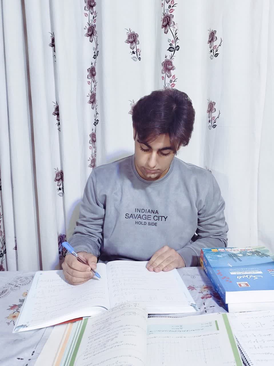 گفت و گو با علی رحمتیان- دانش آموز پرتلاش دوازدهم ریاضی