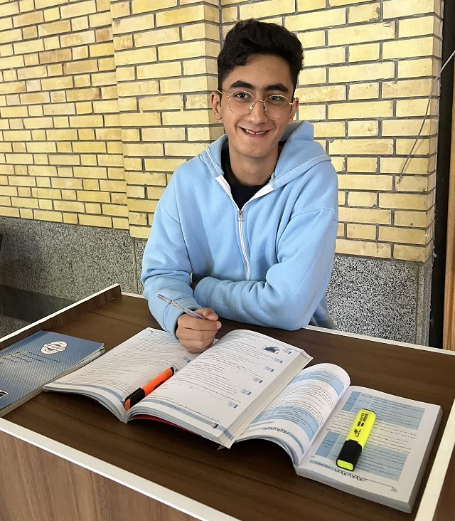 گفت و گو با بابک زارع عسکری دانش آموز برتر و قهرمان نیم سال اول